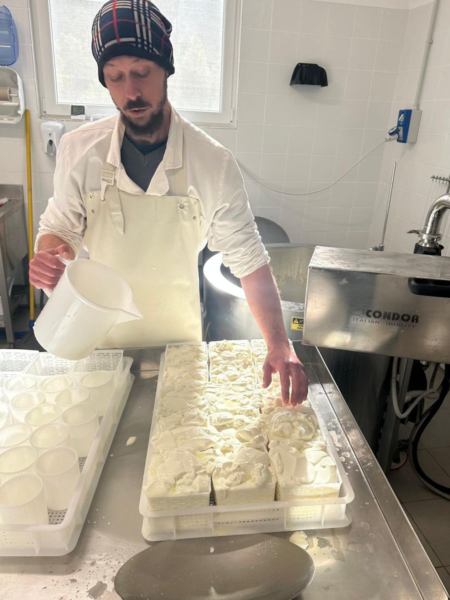 Manuel Gambon mette la ricotta nelle fuscelle