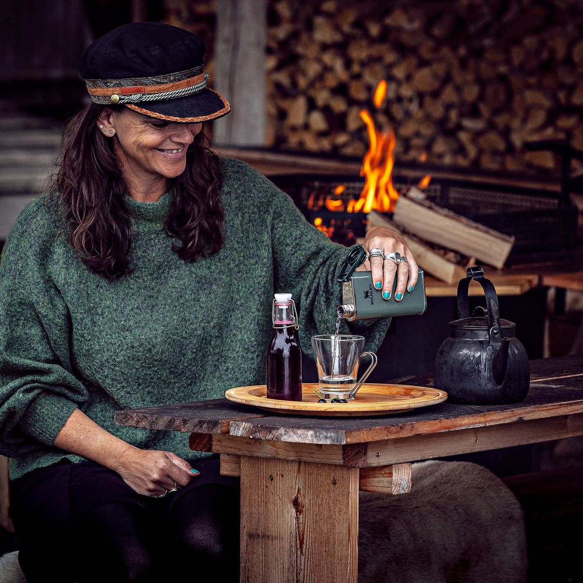 Bella prepara un drink all’aperto