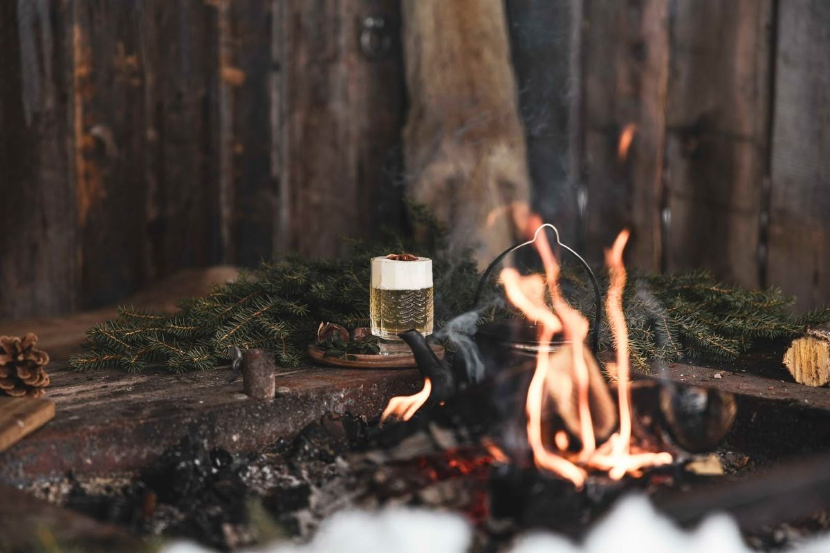 Fuoco e bicchieri nel bosco