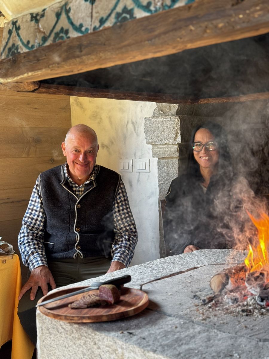 Roberto di Borgo Titol al focolare, con la pitina sul tagliere