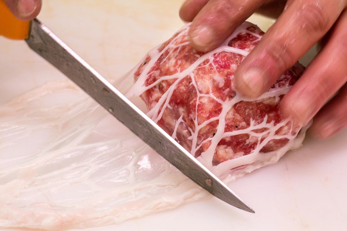 La carne avvolta a mano nell’omento