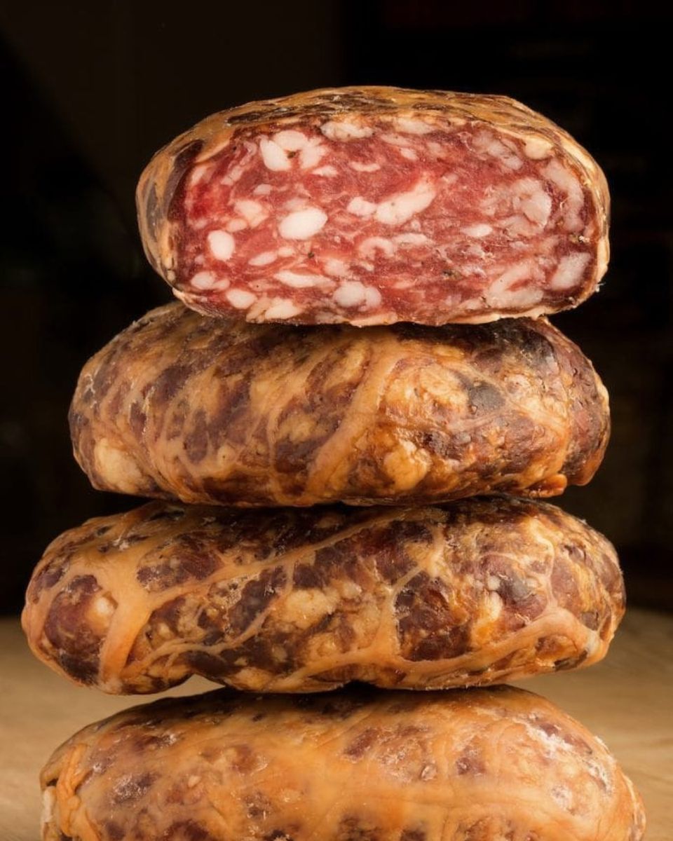 Mortandele affumicate impilate, la prima tagliata a metà