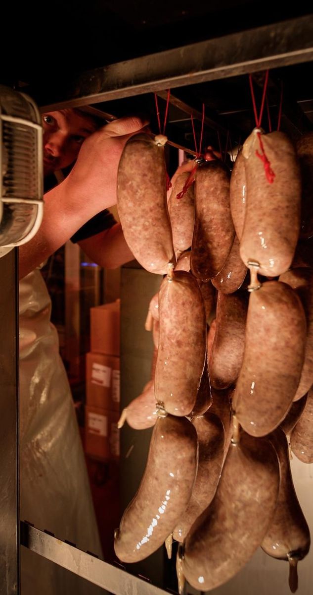 Salsicce appese ad affumicare
