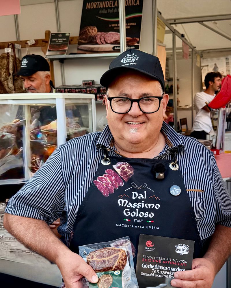 Ein Erzeuger an seinem Stand mit Wurstwaren